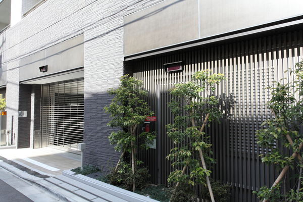 駐車場出入口へのアプローチ。人車分離です。		