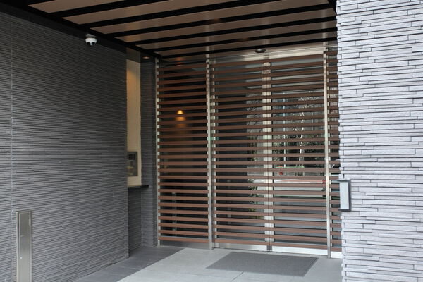 木のルーバーをイメージしたエントランス扉がお洒落です。		