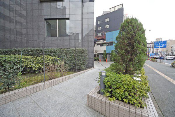 エントランスへのアプローチには植栽が施され、安らぎを感じさせます。		