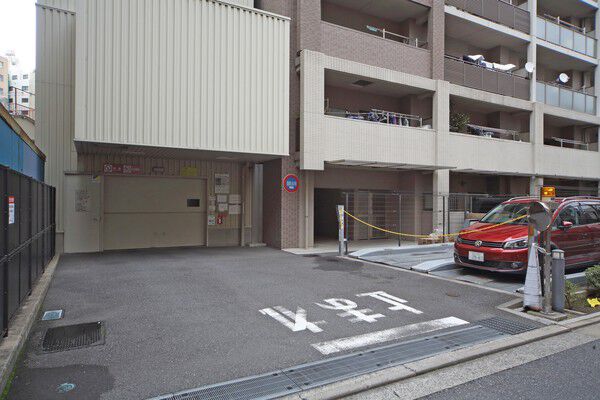 建物脇にあるタワー式駐車場の出入り口。		