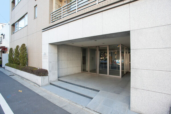 豊かな街中に、気品と風格を感じるエントランス。		