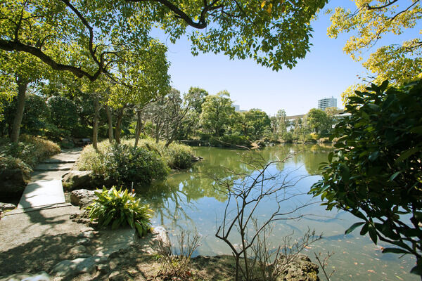 「旧安田庭園」までは、約910m（徒歩12分）。		