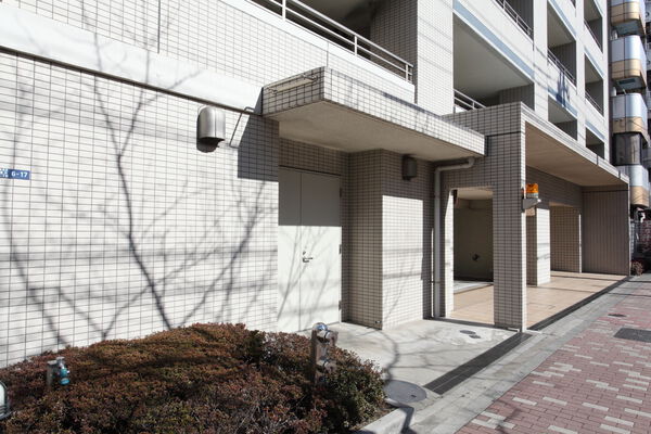 【パークホームズ墨田菊川ステーションアリーナ】洗練された白亜のフォルムが印象的です。		