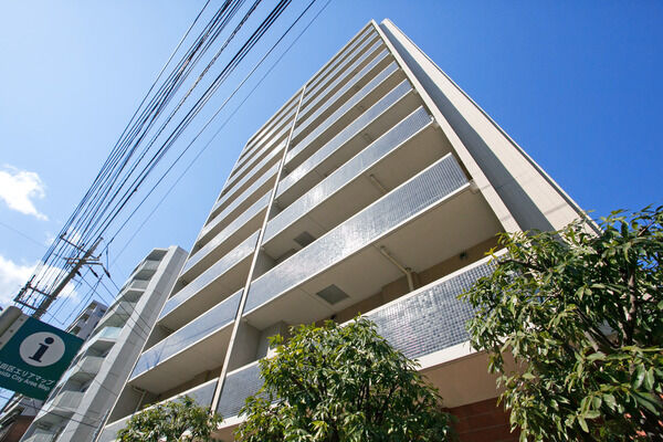 【パークホームズ墨田錦糸町】黒のタイルを使用し、マットでひきしめられたバルコニー。 【パークホームズ墨田錦糸町】黒のタイルを使用し、マットでひきしめられたバルコニー。