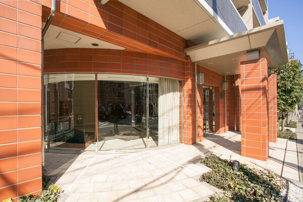 エントランスホールは、優美な曲線を描いた貴賓空間を演出。		