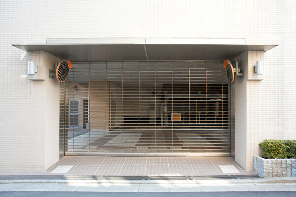 駐車場出入り口は広く、安全性の配慮がなされている。		