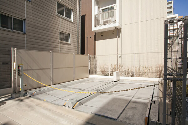 敷地内に設置されている機械式自動車駐車場。 敷地内に設置されている機械式自動車駐車場。