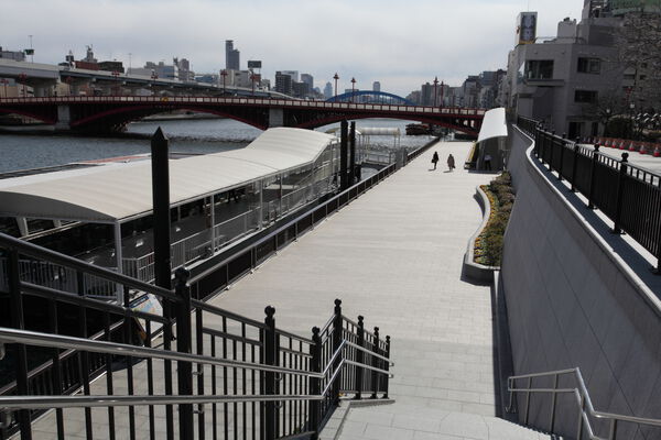 住民の憩いの場として活躍している「隅田公園」は、約800m（徒歩10分）。	