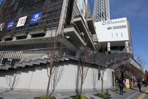 ファッションからグルメがそろう「東京ソラマチ」は、約900m（徒歩11分）。