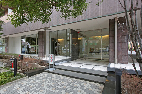 植栽が住まう人を出迎える、ゆったりとしたエントランスアプローチ。		