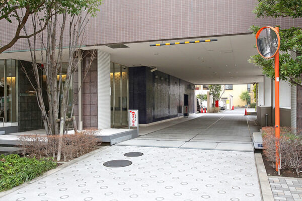 駐車場までのアプローチは車寄せも兼ね、雨に濡れない構造。		