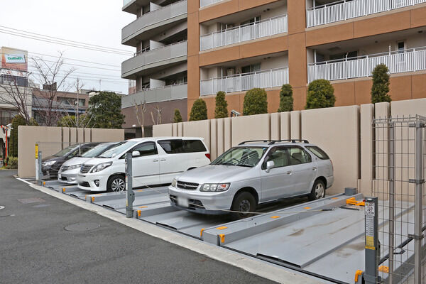 駐輪場228台、駐車場60台分を確保。買い物や通勤などに便利。		