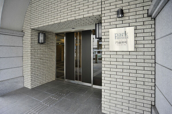 ワイドスパンのバルコニーが、居住者にゆとりある生活を演出している。		