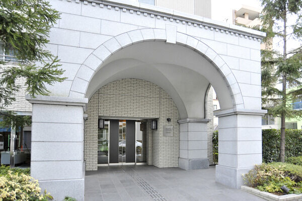 程良い高さの木々がマンションを囲み、マンションとのバランスが保たれている。		