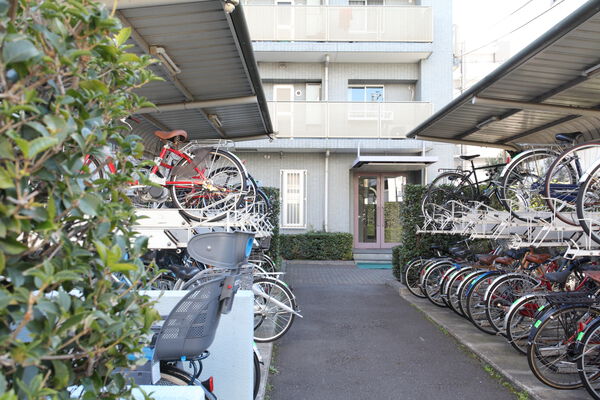 敷地内には、駐輪場が約44台分設置されています。		