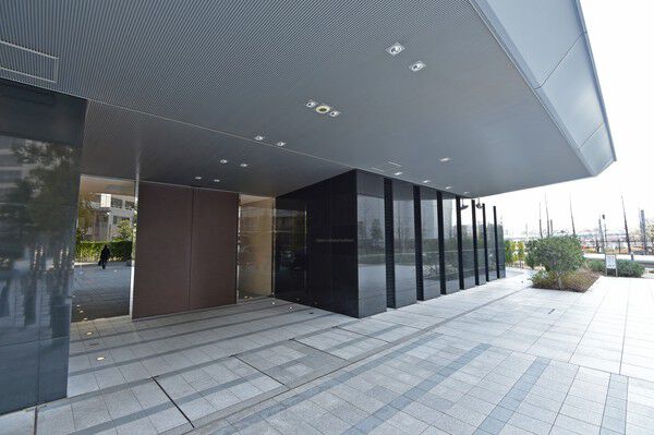 玄関を入ると2層吹抜のエントランスホールとアートラウンジがお出迎え。		