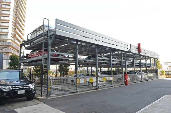 敷地内に自走式駐車場のほか、2台分のゲスト用駐車場や洗車スペースもご用意。		