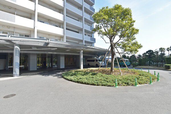 エントランス前のアプローチはまるでホテルのよう。		