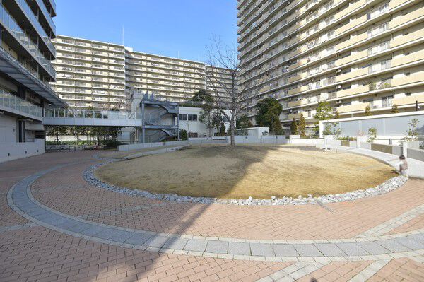 マンション前の広場は、住民の憩いの場になっています。 マンション前の広場は、住民の憩いの場になっています。