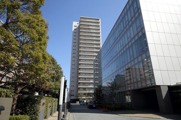 【オーベル東陽町サウシア】ブラウンの、カーブを描くお洒落な外観デザインがアクセント。		