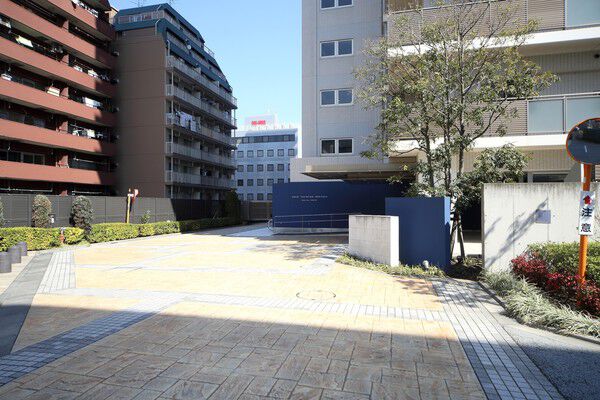 緩い坂を上がるとエントランスがあり、スペースが広く造られている。		