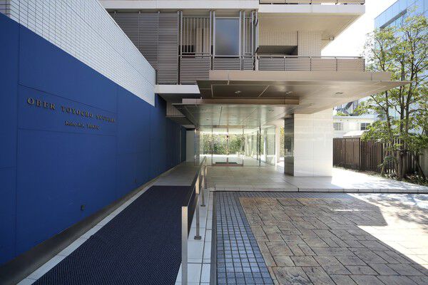 ガラス張りで明るく開放感のあるエントランス。スロープも整備されている。		