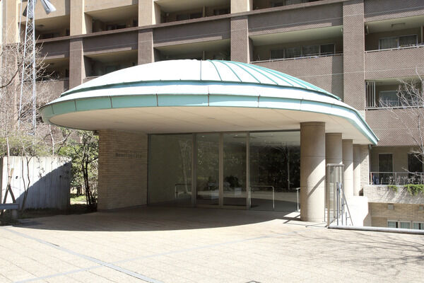 エントランスでは、カーブした大きな庇が暮らす人々を優しく迎えます。 エントランスでは、カーブした大きな庇が暮らす人々を優しく迎えます。