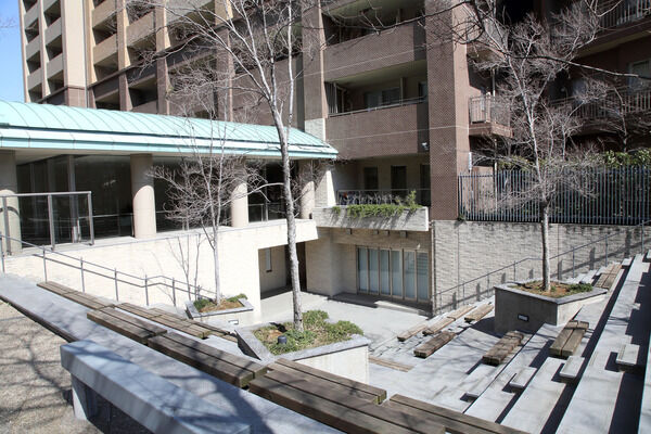 集会室前のコミュニティスペース「階段広場」は、座ってのんびり過ごせる憩いの場。 集会室前のコミュニティスペース「階段広場」は、座ってのんびり過ごせる憩いの場。