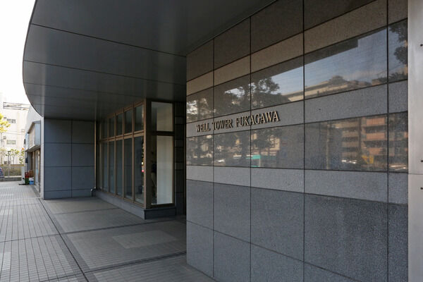 石のディテールが輝くエントランスは、「光」をテーマにデザイン。		