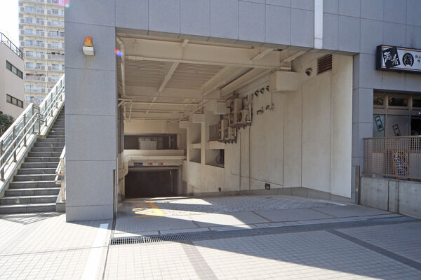 歩道も設置した片側1車線道路に面する駐車場出入口。広々として見渡しやすい。		