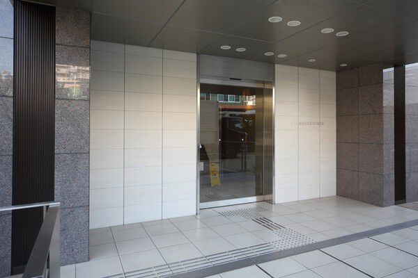 北側にある入口は上質感のある大理石風のデザイン。		