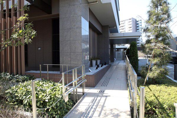 北側入口へのスロープが整備されている。		