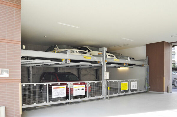 敷地内に設置されている機械式駐車場。