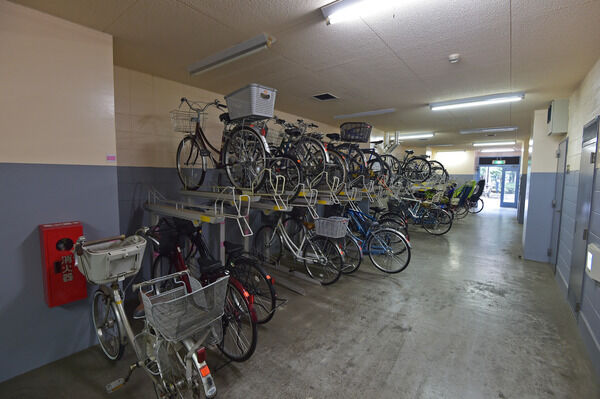 屋内駐輪場（76台）も用意し、周辺散策に便利。		