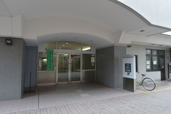 大きな庇で雨の日も快適なエントランス。		