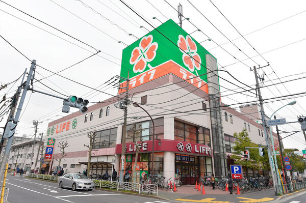 生鮮食品が揃う「ライフ深川猿江店」まで約700m（徒歩9分）。		