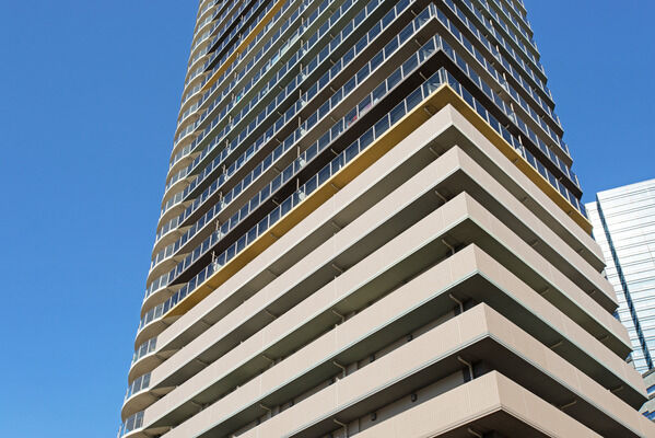 【Brillia Tower大崎】中層階以上のバルコニー天井面には、アースカラーでグラデーションを施しました。