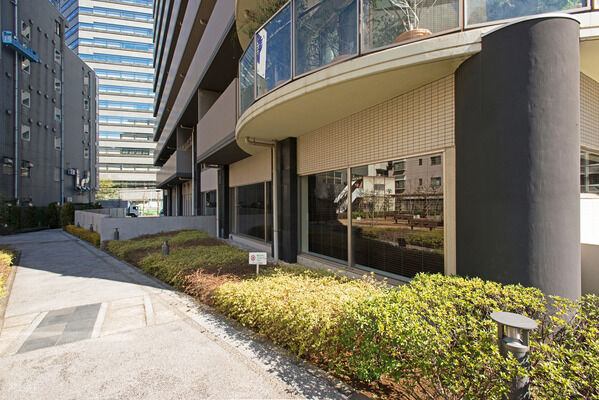 建物の周りは散歩のできる小道を巡らしています。