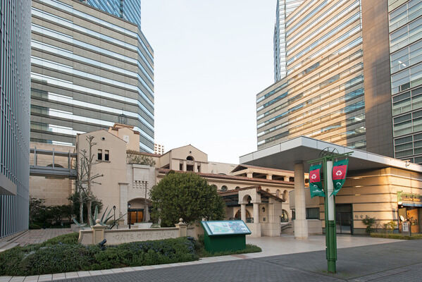 オフィスや店舗、文化施設が集まる「ゲートシティ大崎」は約140m（徒歩2分）。