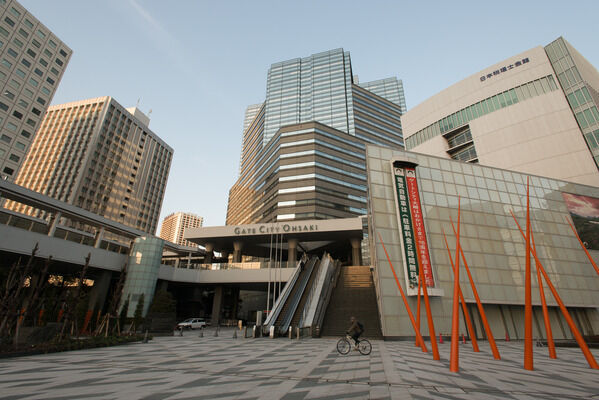 買い物に便利な複合機能都市「ゲートシティ大崎」まで約340m（徒歩5分）。		