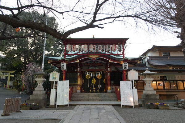 精緻な彩色彫刻の社殿で知られる「居木神社」まで約290ｍ（徒歩4分）。		