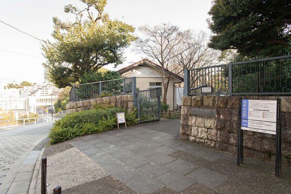 四季折々の花が美しい「池田山公園」まで約1,700m(徒歩22分)。 四季折々の花が美しい「池田山公園」まで約1,700m(徒歩22分)。