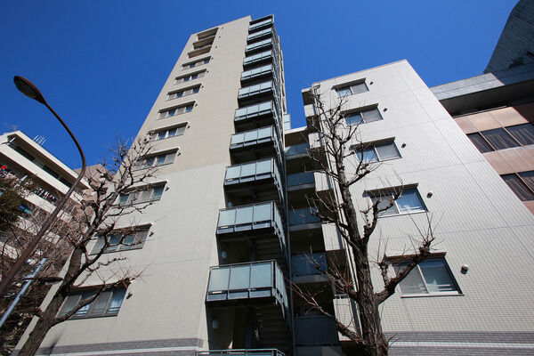 【パークアクシス白金台南】洗練された白基調のタイル貼りの外観デザイン。		