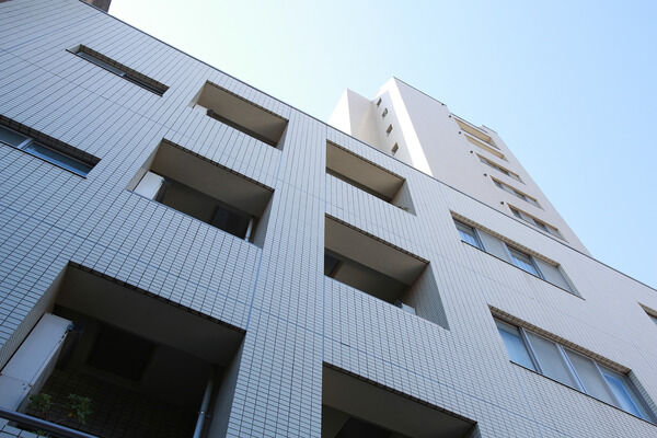 【パークアクシス白金台南】高台に位置しているため、日当たりと窓際からの眺望が愉しめます。		