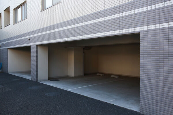 1階には間口が広く出し入れのしやすい専用駐車場あり。		