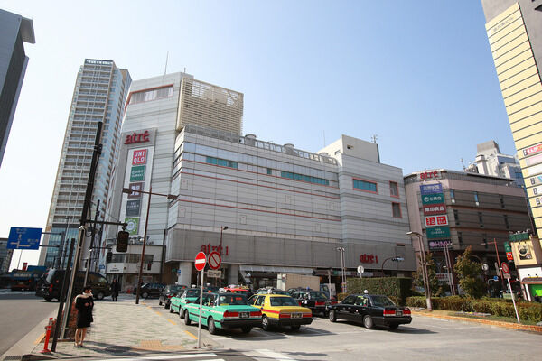 駅前には、ショッピング施設などが立ち並びます。