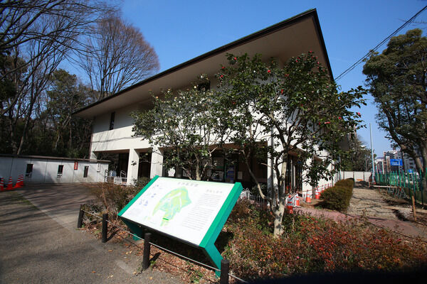 「国立科学博物館附属自然教育園」まで約200m（徒歩3分）。