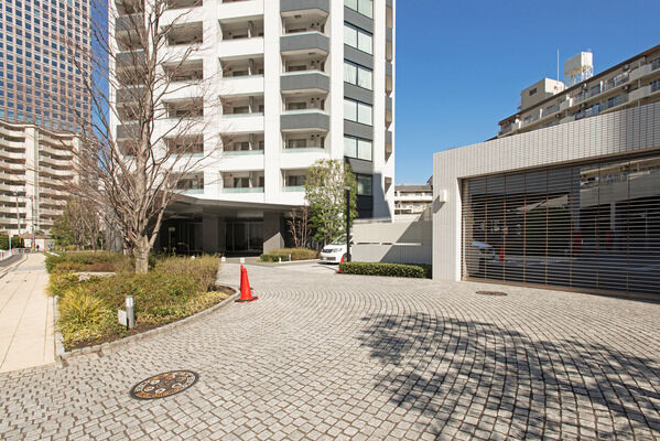 メインエントランスとは別に、車寄せを備えたコーチエントランスを設けました。		