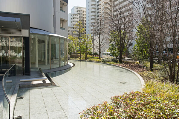 エントランスを取り巻く水の風景が、静寂感を深めます。		