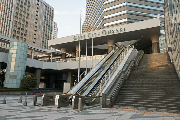 駅への通行路としても利用できる「ゲートシティ大崎」まで約190m（徒歩3分）。		